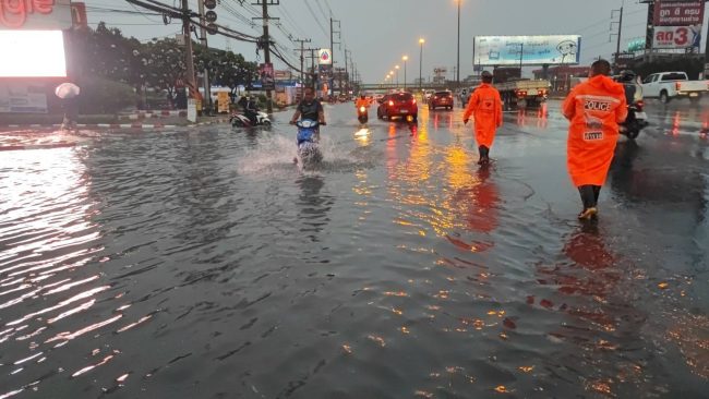 ปทุมธานี ผกก.ลุยอำนวยการจราจรให้ ปชช.น้ำท่วมขังบนถนน