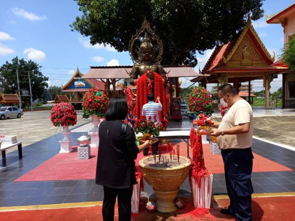 ปทุมธานี โค้งสุดท้ายก่อนวันหวยออกชาวบ้านแห่ส่องเลขธูป ท้าวเวสสุวรรณโณ รุ่นปลดหนี้ทวีทรัพย์ วัดตระพัง สามโคก กันอย่างคึกคัก