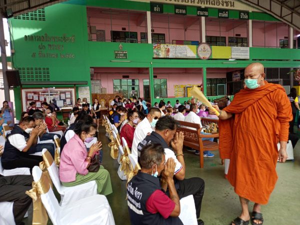 ปทุมธานี คนรักปทุมร่วมพัฒนาลาดสวาย จัดพิธีทอดผ้าป่าการศึกษา  ” ปูกระเบื้องช่วยน้อง “