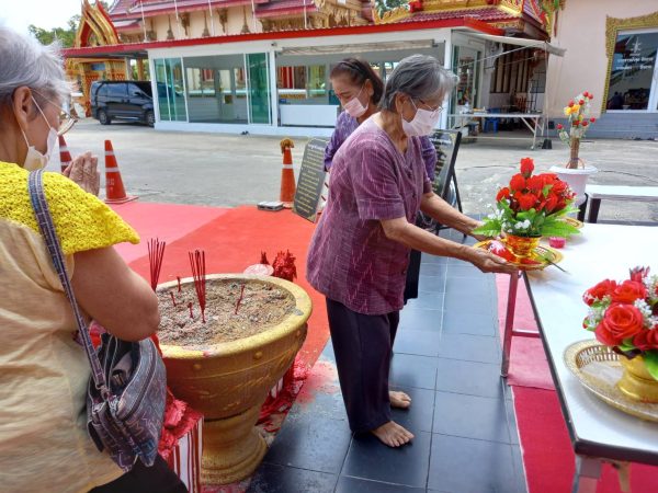 ปทุมธานี เข้าอีกแล้วเลขธูปท้าวเวสสุวรรณโณ “รุ่นปลดหนี้ทวีทรัพย์” วัดตระพัง สามโคก ชาวบ้านแห่แก้บนอย่างคึกคัก