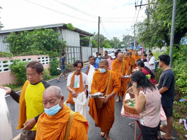 ปทุมธานี เทศบาลตำบลสามโคก จัดกิจกรรมทำบุญตักบาตรเนื่องใน”วันสารทไทยและสารทมอญ” มีประชาชนร่วมทำบุญใส่บาตรอย่างคึกคัก