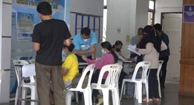 สตูล ผู้สูงอายุแห่ลงทะเบียนบัตรสวัสดิการแห่งรัฐ ขณะที่คลังจังหวัดใช้แผนบูรณการกระจายลงให้บริการพื้นที่ตามชุมชน ลดการแออัด