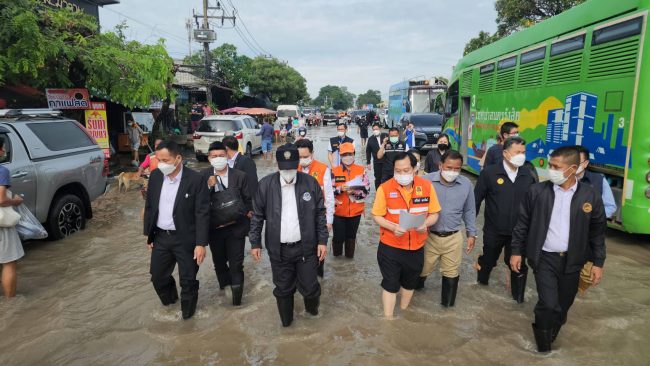 ปทุมธานีบิ๊กป๊อกพร้อมคณะตรวจเยี่ยมศูนย์บัญชาการสถานการณ์น้ำเทศบาลนครรังสิต