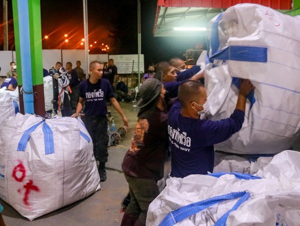 “กองทัพเรือ เร่งบรรจุกระสอบทราย รับมือน้ำท่วมในตำบลทับมา จ.ระยอง”