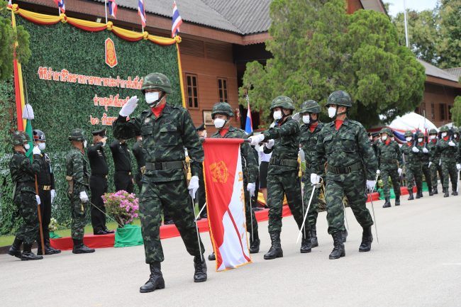 ลำปาง-เคยพร้อมเพรียงร่วมงาน ในบ้านใหญ่ (ค่ายสุรศักดิ์มนตรี)เมื่อก้าวจาก ฝากหัวใจคะนึงหา ตลอดปีตลอดไปไม่โรยรา ถึงแม้ฟ้า จะมืดมิด คิดถึงกัน