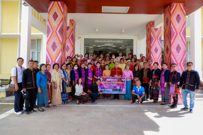 กาฬสินธุ์-ภาคเอกชนกาฬสินธุ์ นำคณะสภาวัฒนธรรมจังหวัดศรีสะเกษเที่ยวหอศิลป์กาฬสินธุ์ ช้อป OTOP