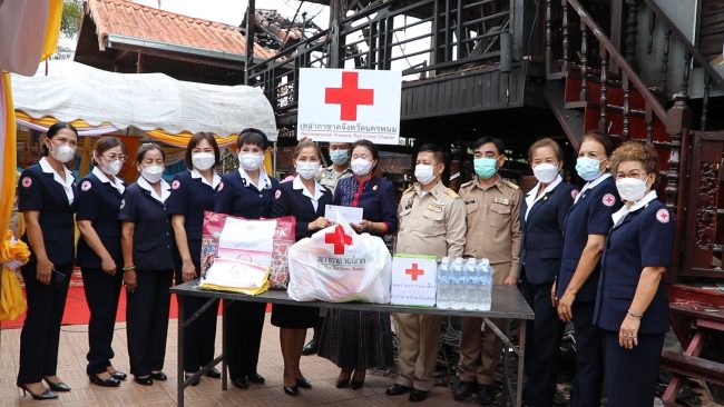 มูลนิธิราชประชานุเคราะห์ฯ นครพนม เชิญถุงยังชีพพระราชทานมอบผู้ประสบอัคคีภัย อ.เรณูนคร