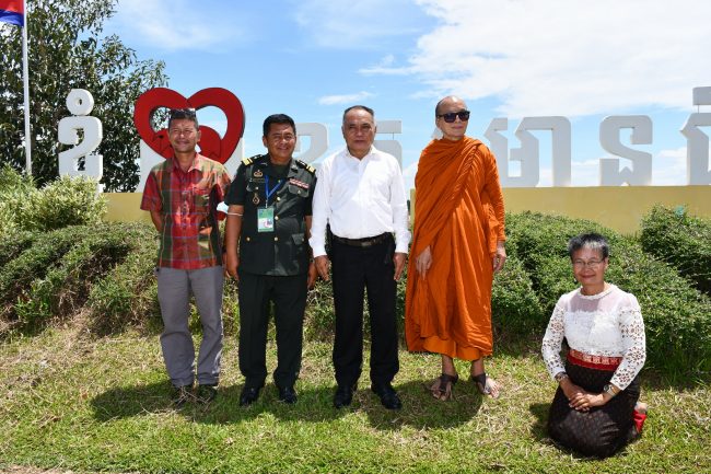 “หลวงพ่อพุฒ” หอบเงิน 11 ล้านเรียล นำเทียนพรรษาถวาย 20 วัดกัมพูชา เชื่อมสัมพันธ์ 2 ชาติให้แน่นแฟ้นยิ่งขึ้นกว่าเดิม โดยใช้มิติทางพระพุทธศาสนา