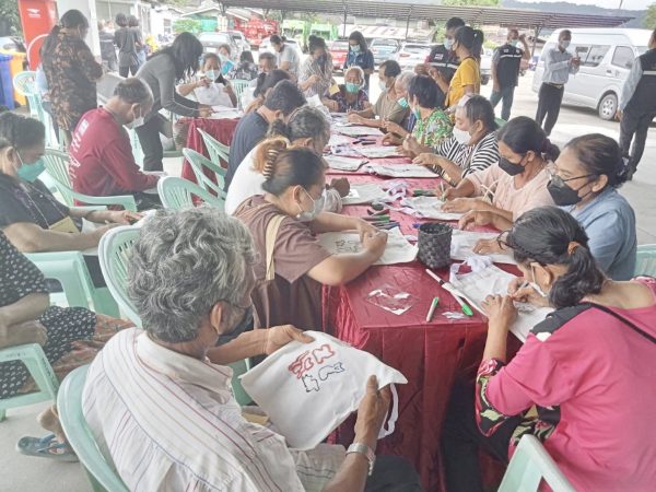 ตราด-โครงการ “พัฒนาอาชีพเสริม เพิ่มรายได้ให้ชุมชนดีพร้อม” สร้างกลไกลดรายจ่ายเพิ่มรายได้แก่ชุมชนตําบลไม้รูด อ.คลองใหญ่