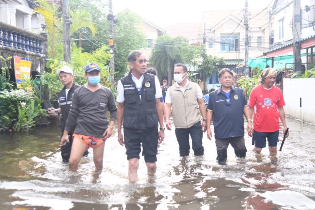 ปทุมธานี สถานการณ์น้ำในภาพรวมของนครรังสิตเริ่มดีขึ้น นายกแจ็สตระเวนเยี่ยมปชช.วางแผนช่วยเหลือ