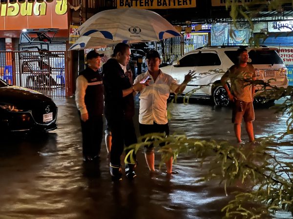 ปทุมธานี ฝนถล่มปทุมนายกนครรังสิตลงพื้นที่เร่งแก้ไขน้ำท่วมหลังฝนตกหนักเตรียมรับมือฝนตกซ้ำ