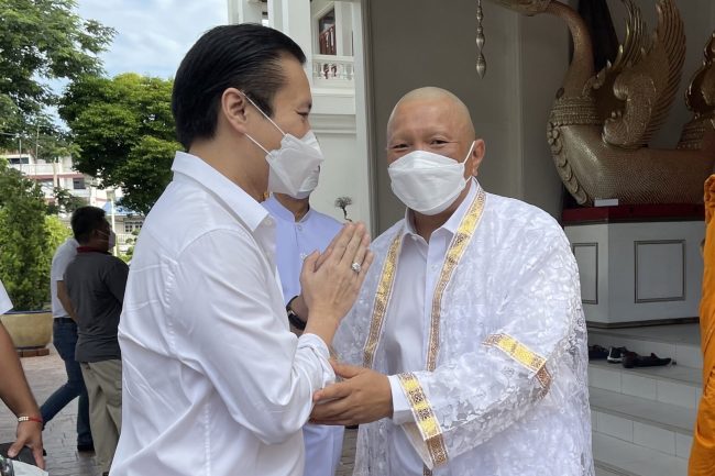 ดร.พีรวัฒน์ สุรเศรษฐ และ ดร.ธัชวิน สุรเศรษฐ ประธาน ร่วมพิธีอุปสมบท พล.ต.ต.ดร.เสนิต สำราญสำรวจกิจ รอง ผบช.น.