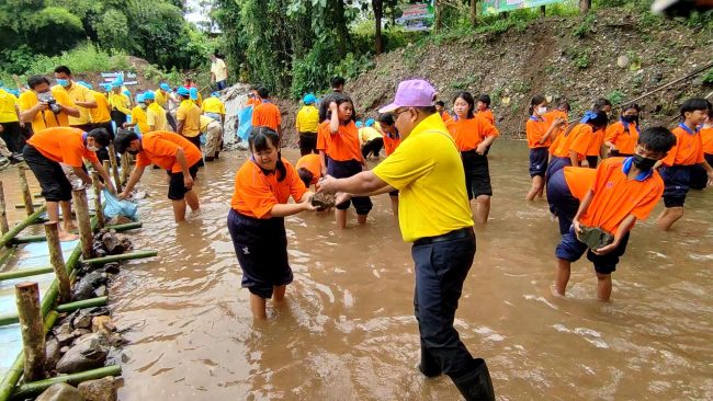 เพชรบูรณ์-หนักกว่านี้ก็อุ้มมาแล้ว รอง ผู้ว่าฯโชว์ฟิต อุ้มก้อนหินพิชิต สร้างฝายชะลอน้ำ ตามโครงการ “รักษ์น้ำ ฟื้นป่า”ฉลอง 130 ปี แห่งการสถาปนากระทรวงมหาดไทย