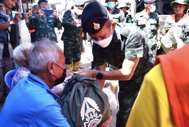 (ศรีสะเกษ) มทบ.25 ร่วมบูรณาการ วางแผนแก้ไข ส่งมอบขวัญกำลังใจ แด่ผู้ประสบภัย อ.กันทรารมย์