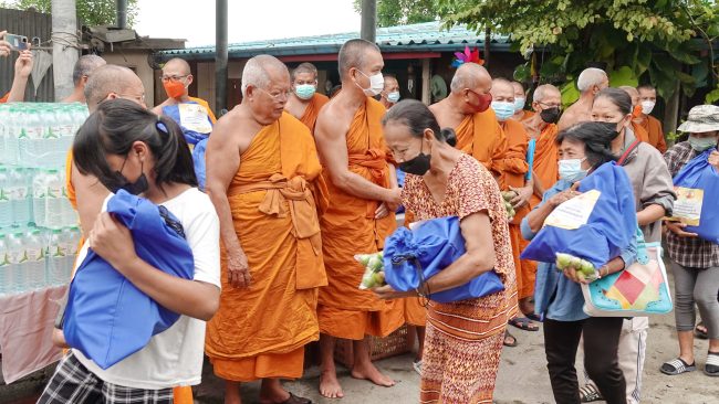 ปทุมธานี พระไม่ทิ้งโยม คณะสงฆ์ปทุมธานีลงพื้นที่มอบถุงยังชีพช่วยเหลือผู้ประสบภัยน้ำท่วม