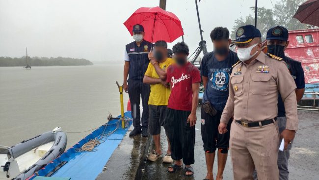 สตูล ศรชล.จับเรือดัดแปลงลักลอบขนน้ำมันเถื่อน 4,500 ลิตรกลางทะเล พร้อมผู้ต้องหา 3 คน รวมของกลางมูลค่าล้านบาท