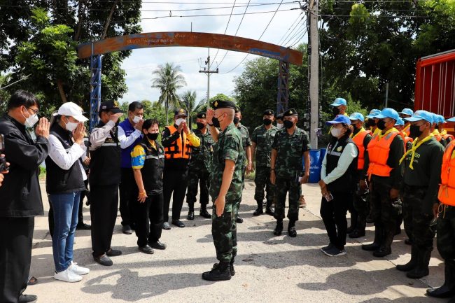 สระบุรี/”ทหารเป็นที่พึ่งของประชาชนในทุกโอกาส” ผบ.ศม.ลงพื้นที่ตรวจเยี่ยมพี่น้องประชาชนที่รับผลกระทบจากน้ำท่วม