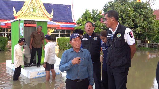 ปทุมธานี นายกแจ๊สปิ้งไอเดียทำสุขาลอยน้ำเพื่อบรรเทาทุกข์ให้ประชาชนที่น้ำท่วมบ้าน