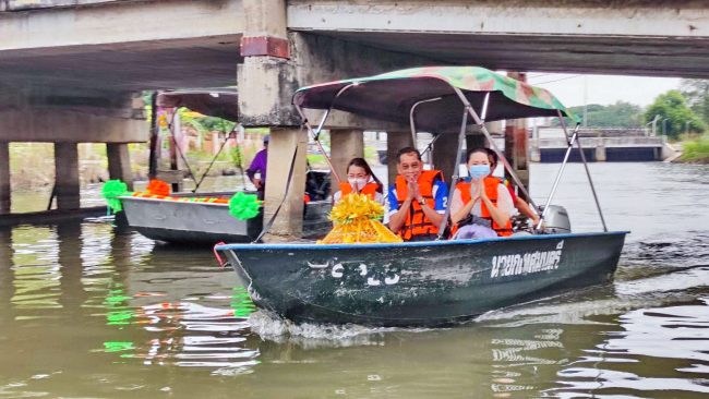 ปทุมธานี ชาวลำลูกกาอิ่มบุญสร้างความดีปลื้มกฐินสามัคคีทางน้ำล่องเรือ30ลำสืบสานประเพณี