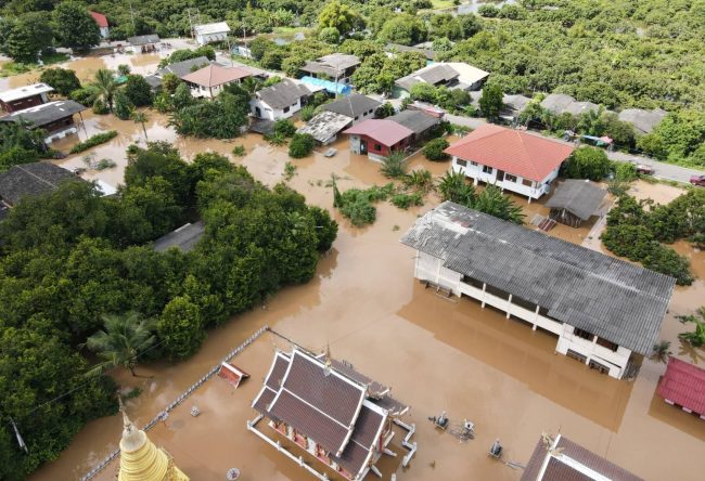 ลำพูน – อิทธิพลของพายุ “โนรู” ส่งผลให้ระดับน้ำท่วมในหลายหมู่บ้านของตำบลริมปิง อำเภอเมืองลำพูนสูงสุดในรอบ 11 ปี ประชาชนได้รับผลกระทบ 188 ครัวเรือน