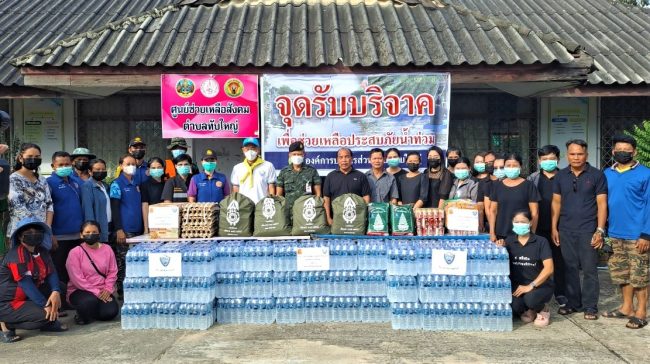 (สุรินทร์) ผบ.มทบ.25 จับมือ ประธานหอการค้าจังหวัดสุรินทร์ ลงพื้นที่มอบสิ่งของและขวัญกำลังใจ สู่ผู้ประสบภัยน้ำท่วม อำเภอรัตนบุรี จังหวัดสุรินทร์