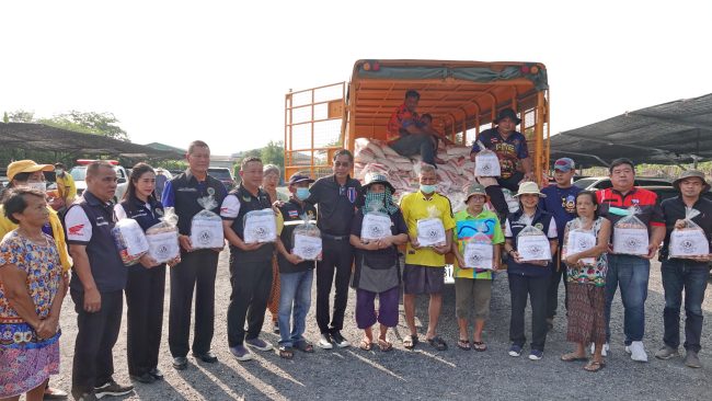 ปทุมธานี นายกแจ๊สมอบถุงยังชีพบรรเทาภัยให้พี่น้องผู้ประสบภัยน้ำท่วมริมฝั่งเจ้าพระยานอกแนวป้องกัน