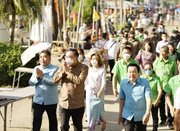 พิจิตร-รมต.อนุชา นำชาวพิจิตรตักบาตรเทโวโรหณะ วัดพระพุทธบาทเขาทราย สืบสานประเพณีอันดีงาม