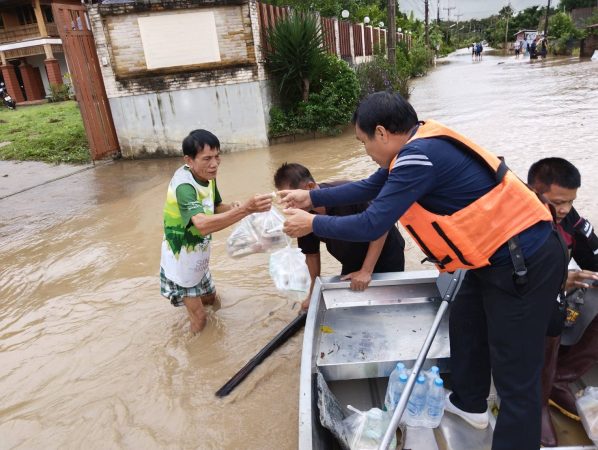 ลำพูน – อ.ลี้อ่วม น้ำท่วมหลังคาบ้านชั้น 1 ตั้งจุดรับบริจาคให้ความช่วยเหลือบรรเทาปัญหาในเบื้องต้น