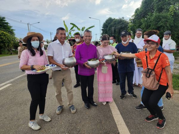 พิจิตร ประเพณีขอทานข้าวต้มมัดวันออกพรรษาหนึ่งเดียวในเมืองชาละวัน