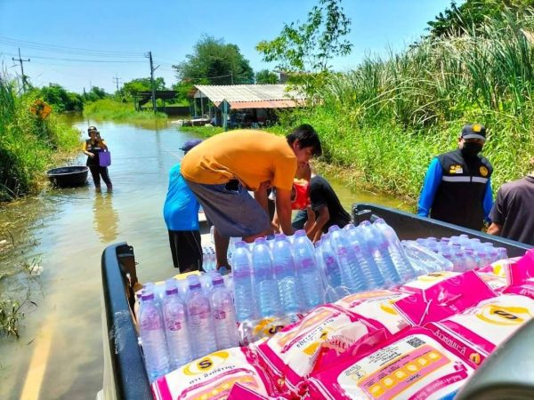 นครปฐม – วัดสี่แยกเจริญพรช่วยเหลือผู้ได้รับผลกระทบจากน้ำท่วม