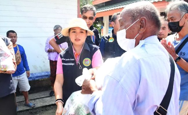 ปทุมธานี นายกแจ๊สรวมเพื่อน นรต.30พร้อมเลขาฯบายลงเรือมอบถุงยังชีพบรรเทาภัยผู้ประสบภัยน้ำท่วมที่อยู่ริมแม่น้ำเจ้าพระยา