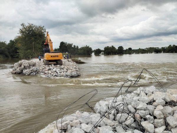 กาฬสินธุ์ ปิดถนนกาฬสินธุ์–ร้อยเอ็ดน้ำท่วมสูงซ่อมพนังเหลืออีก10เมตร