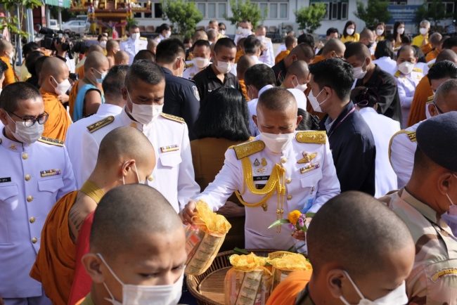 (สุรินทร์) ผบ.มทบ.25 ร่วมพิธีทำบุญตักบาตรถวายพระราชกุศล เนื่องในวันคล้ายวันสวรรคต“ น้อมรำลึกในพระมหากรุณาธิคุณ ในหลวง ร.๙”