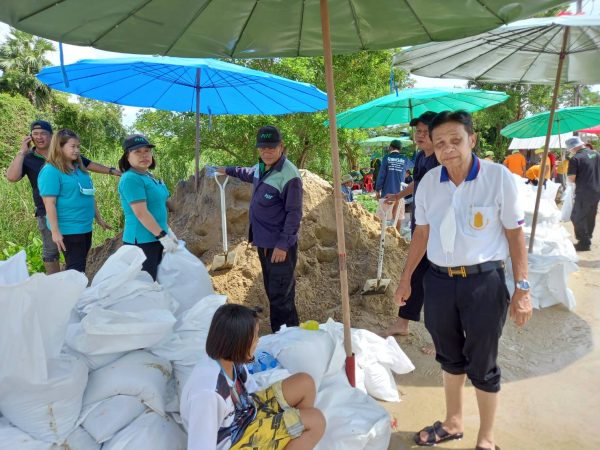 ปทุมธานี “นายกมานิตย์ ” ห่วงใยพี่น้องประชาชนชาวตำบลเชียงรากใหญ่ กรอกทราย เร่งเสริมแนวคันกั้นอย่างเต็มที่