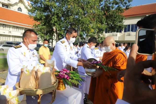 ปทุมธานี ผู้ว่าฯปทุมธานี นำข้าราชการ และประชาชน ทำบุญตักบาตร ถวายพระราชกุศล เนื่องในวันคล้ายวันสวรรคตพระบาทสมเด็จพระบรมชนกาธิเบศร มหาภูมิพลอดุลยเดชมหาราช บรมนาถบพิตร