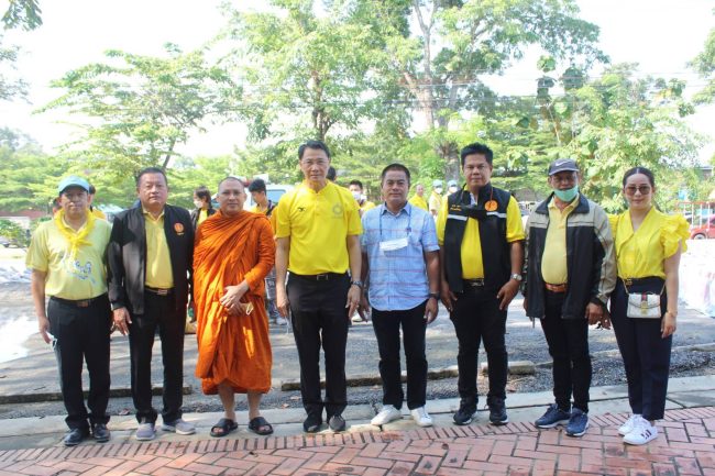 ปทุมธานี คณะทำงานท่านสมหมาย เอี่ยมสอาด มอบถุงยังชีพช่วยเหลือน้ำท่วมผู้อาศัยริมฝั่งแม่น้ำเจ้าพระยา เขตตำบลสามโคก จำนวน 240 ครัวเรือน