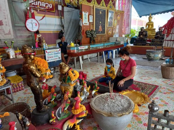 ปทุมธานี โค้งสุดท้ายชาวบ้านส่องเลขธูปไอ้ไข่วัดบางเตยกลาง สามโคก ก่อนวันหวยออก