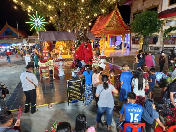 ปทุมธานี “โต้ลมหนาว” เที่ยวงาน ทอดฐินสามัคคี วัดตระพัง สามโคก กราบขอพรท้าวเวสสุวรรณโณ”รุ่นปลดหนี้ทวีทรัพย์ ” ก่อนวันหวยออกคึกคัก