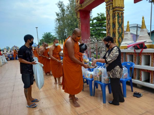 ปทุมธานี วัดสุราษฎร์รังสรรค์ สามโคก อนุรักษ์วัฒนธรรมทำบุญตักบาตรพระร้อย เพื่อนำสิ่งของมามอบให้กับผู้ประสบภัยน้ำท่วม