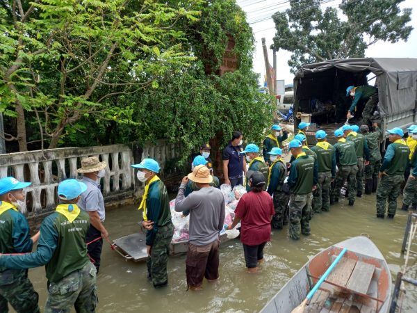 ปทุมธานี กองทัพบก (ปตอ.๒ พัน.๔) “ลุยน้ำ” มอบถุงยังชีพช่วยเหลือผู้ที่ถูกน้ำท่วมริมแม่น้ำเจ้าพระยา