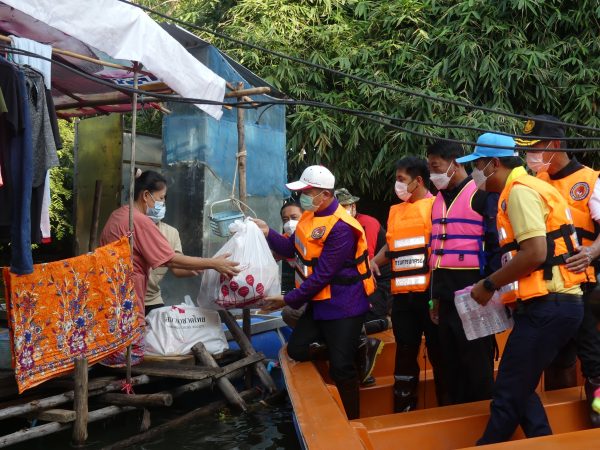 สระบุรี/ผู้ว่าฯ ควงนายกเหล่ากาชาด จ.สระบุรีลงเรือมอบถุงยังชีพช่วยเหลือผู้ประสบอุทกภัยในพื้นที่ทุ่งบางกุ่ม อ.ดอนพุด