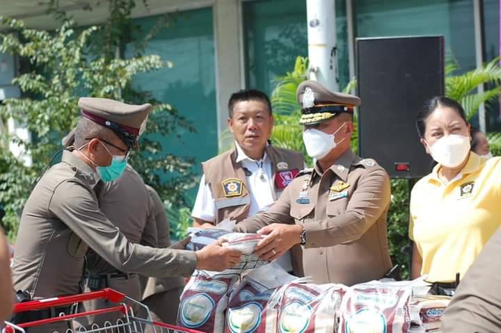 ปทุมธานี “ผู้การปทุมธานี” นำคณะแม่บ้านตำรวจปทุมธานีเยี่ยมเยียนและให้กำลังใจ มอบถุงยังชีพให้ข้าราชการตำรวจในสังกัด