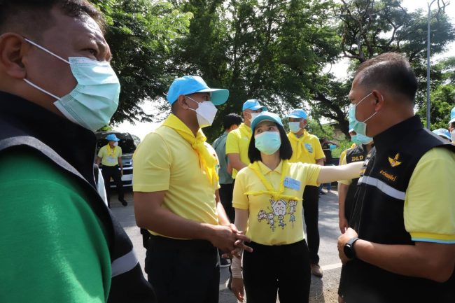 ปทุมธานี จิตอาสาพระราชทาน ลงพื้นที่พร้อมนำหญ้าอาหารสัตว์พระราชทาน ช่วยเหลือสัตว์ จากกรณี น้ำท่วมจังหวัดปทุมธานี