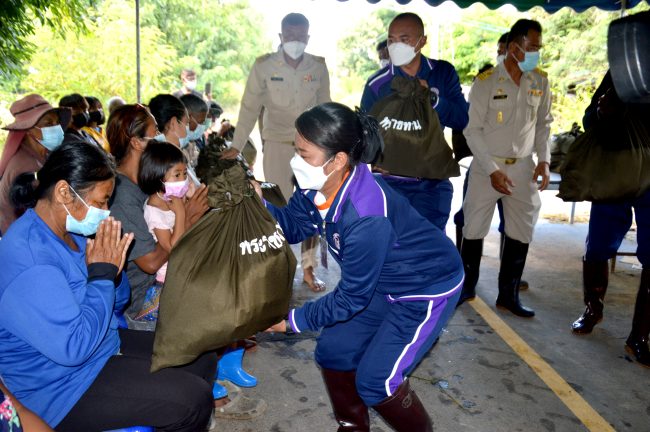 (สุรินทร์) เชิญถุงยังชีพประทานให้แก่ผู้ประสบอุทกภัยในพื้นที่ตำบลเกาะแก้ว อำเภอสำโรงทาบ จังหวัดสุรินทร์