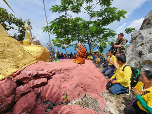 เพชรบูรณ์-สัมผัสลมหนาว นักท่องเที่ยวคึกคัก เดินพิชิตยอดเขาปู่ สูงจากระดับน้ำทะเลประมาณ 700 เมตร ขณะที่คอหวยตาดี เห็นเลขเด็ดปรากฎในร่องหิน คล้ายรอยพระพุทธบาท