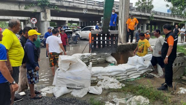 ปทุมธานี น้ำท่วมทุ่งจากอยุธยามหาศาลดันท่อระบายน้ำแตกชาวลาดหลุมแก้วผวากลัวน้ำท่วม อบจ.ปทุมเร่งป้องกัน