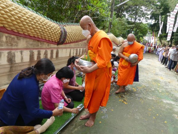 สระบุรี/แหล่งวัฒนธรรม ถิ่น ไท-ยวน รวมชาติพันธุ์ กลุ่มชาวบ้านหนองแซงอย่างเนืองแน่น จัดงานสืบสานประเพณี ตักบาตรเทโวโรหณะ ณ วัดเขาไกรลาศ ต.เขาดิน อ.หนองแซง จ.สระบุรี