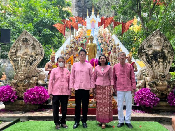 สระบุรี/พุทธศานิกชนนับพันคนร่วมงานบุญวันออกพรรษา”ตักบาตรข้าวต้มลูกโยน” ที่วัดพระพุทธฉายสระบุรี