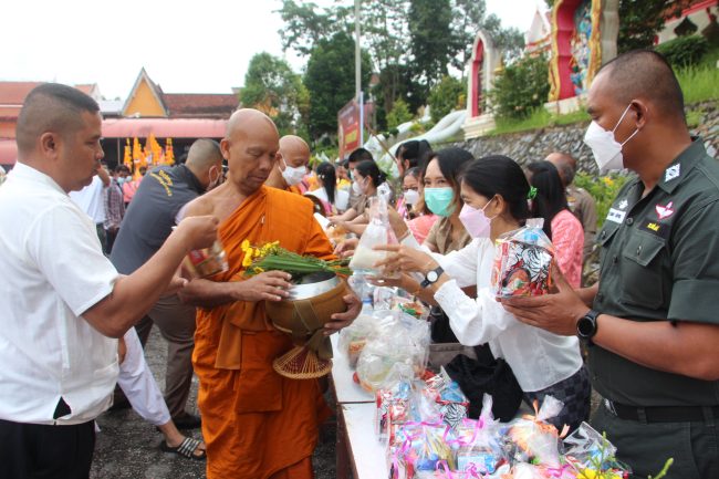 ยะลา-เบตงศาสนิกชนชาวไทย และคนไทยในมาเลเซีย ร่วมทำบุญตักบาตรเทโว