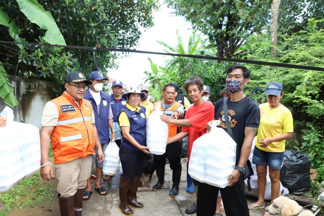 เพชรบูรณ์-รองผู้ว่าราชการจังหวัดเพชรบูรณ์ ติดตามสถานการณ์น้ำ และเยี่ยมเยียนผู้ประสบภัยพร้อมแจกจ่ายอาหารและน้ำดื่ม ในพื้นที่ตำบลสะเดียง